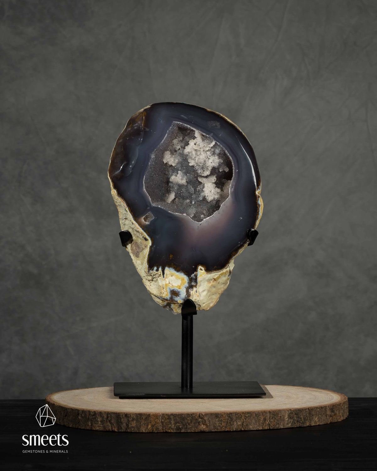 Geodo de Ágata Grande Escura com Interior Drusy em Suporte