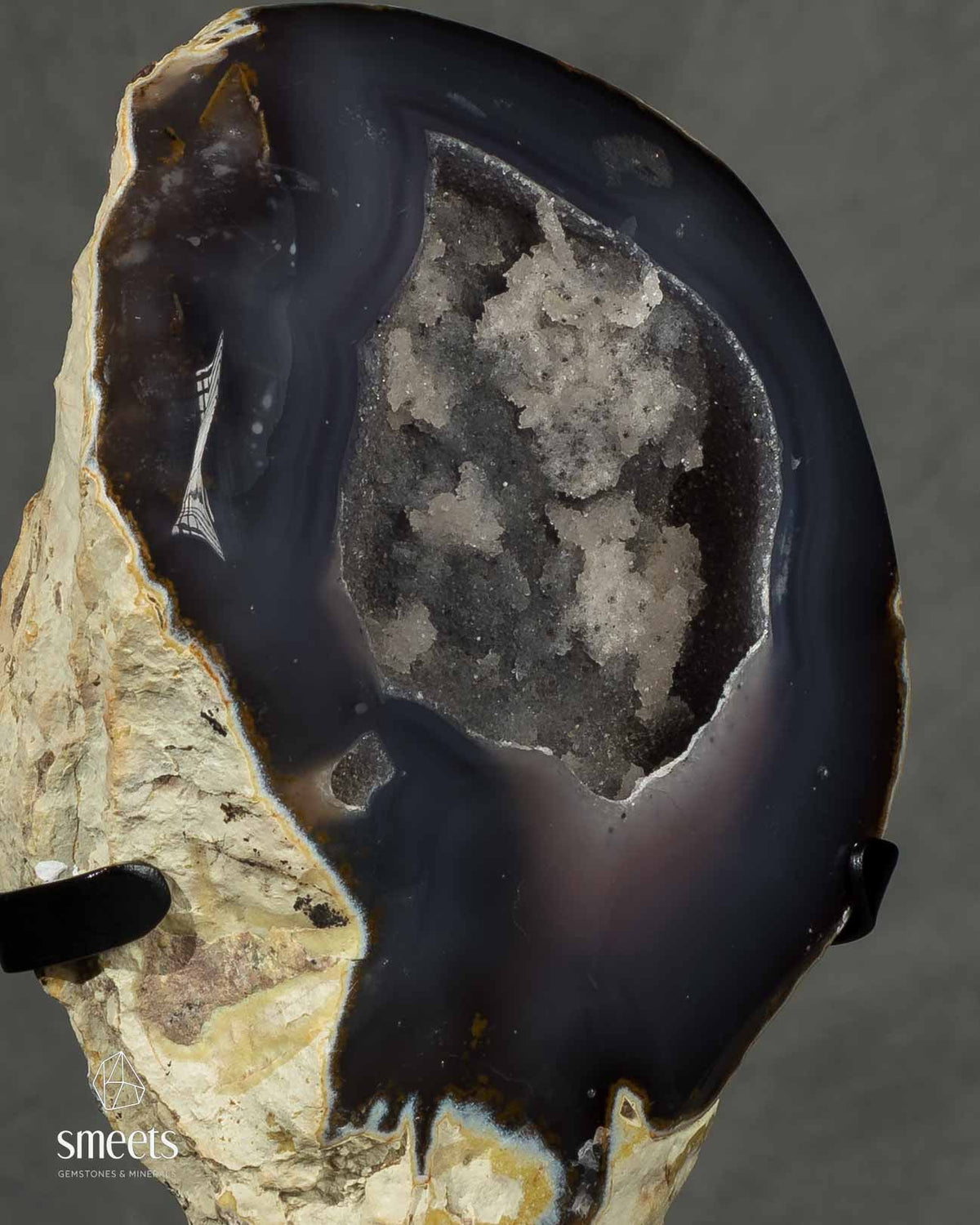 Geodo de Ágata Grande Escura com Interior Drusy em Suporte