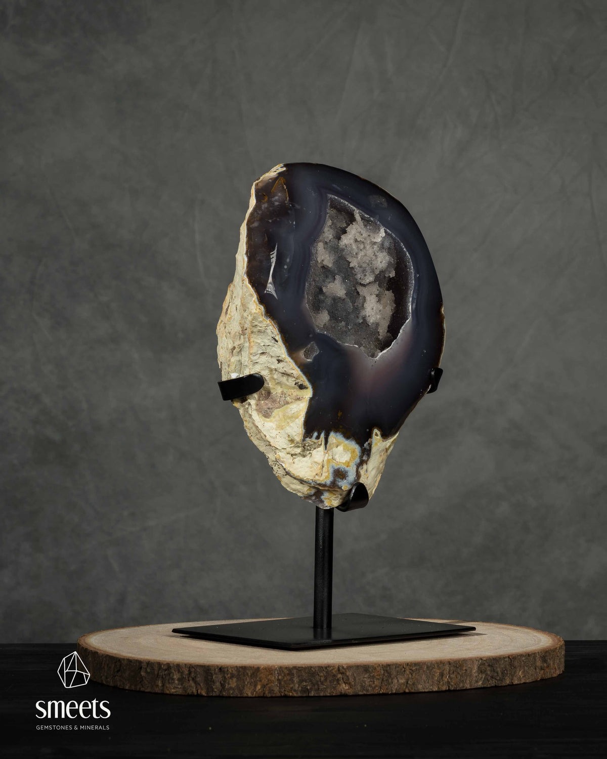 Geodo de Ágata Grande Escura com Interior Drusy em Suporte