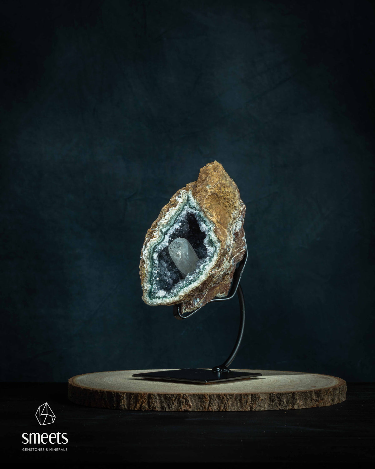 Geodo de Ametista Brasileira com Grande Cristal de Calcita em Suporte