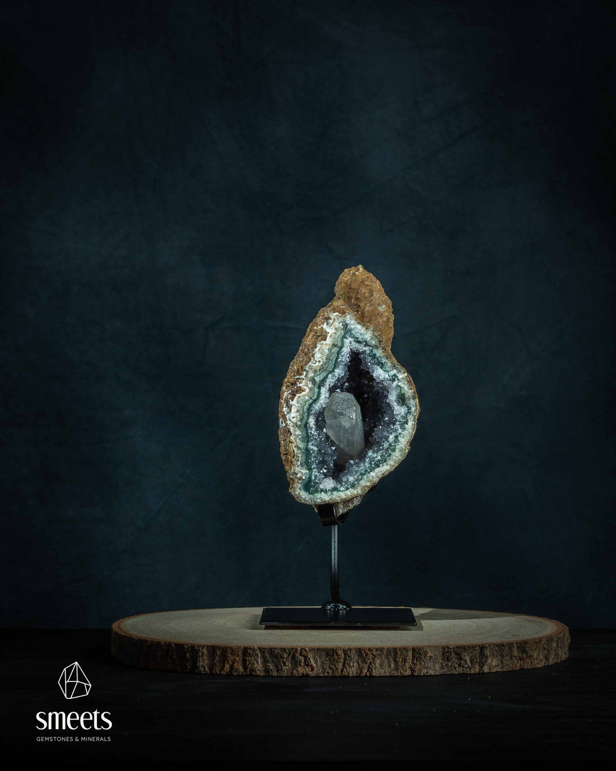 Geodo de Ametista Brasileira com Grande Cristal de Calcita em Suporte