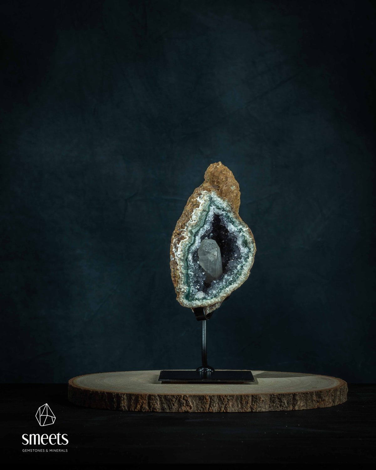Geodo de Ametista Brasileira com Grande Cristal de Calcita em Suporte