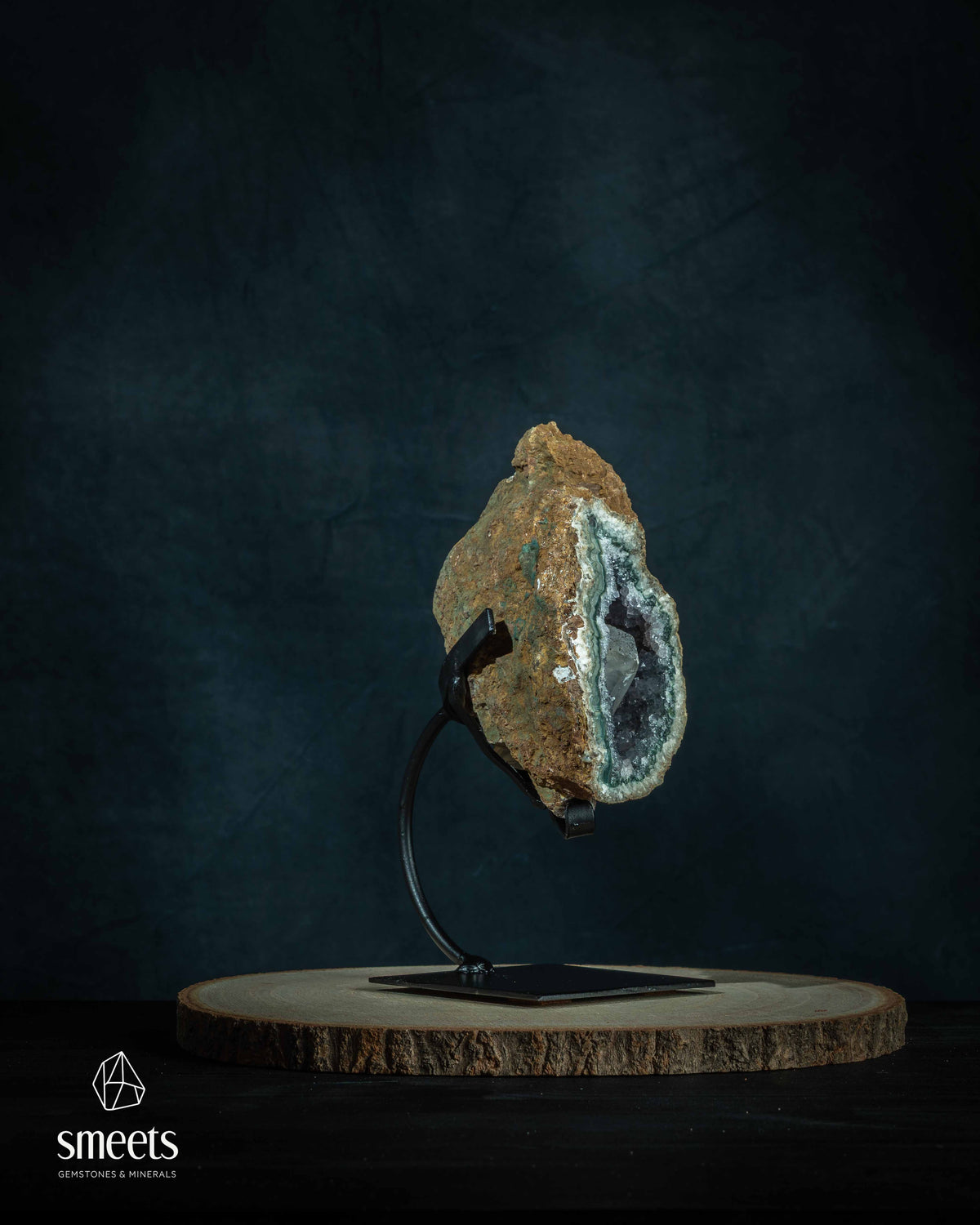 Geodo de Ametista Brasileira com Grande Cristal de Calcita em Suporte