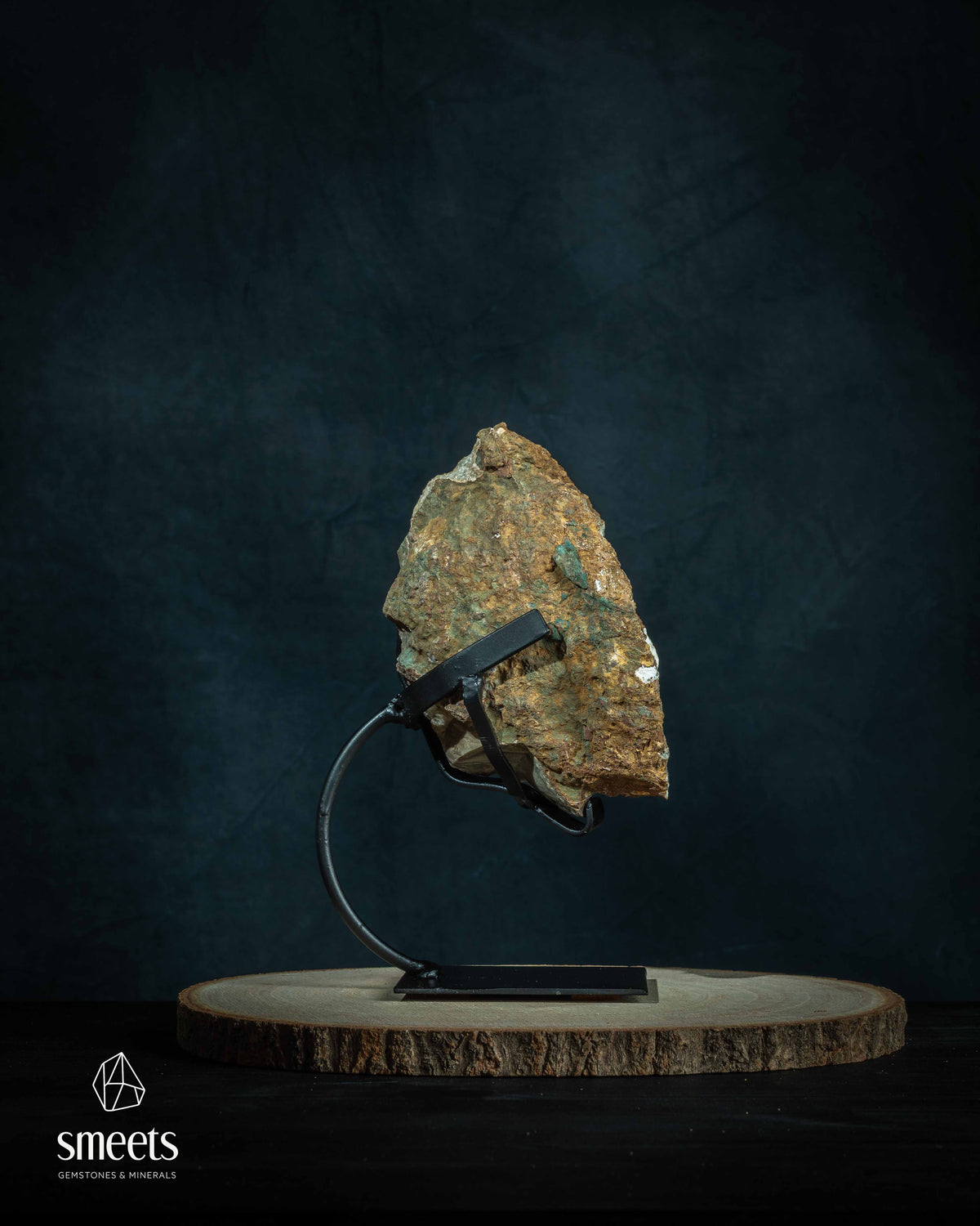 Geodo de Ametista Brasileira com Grande Cristal de Calcita em Suporte
