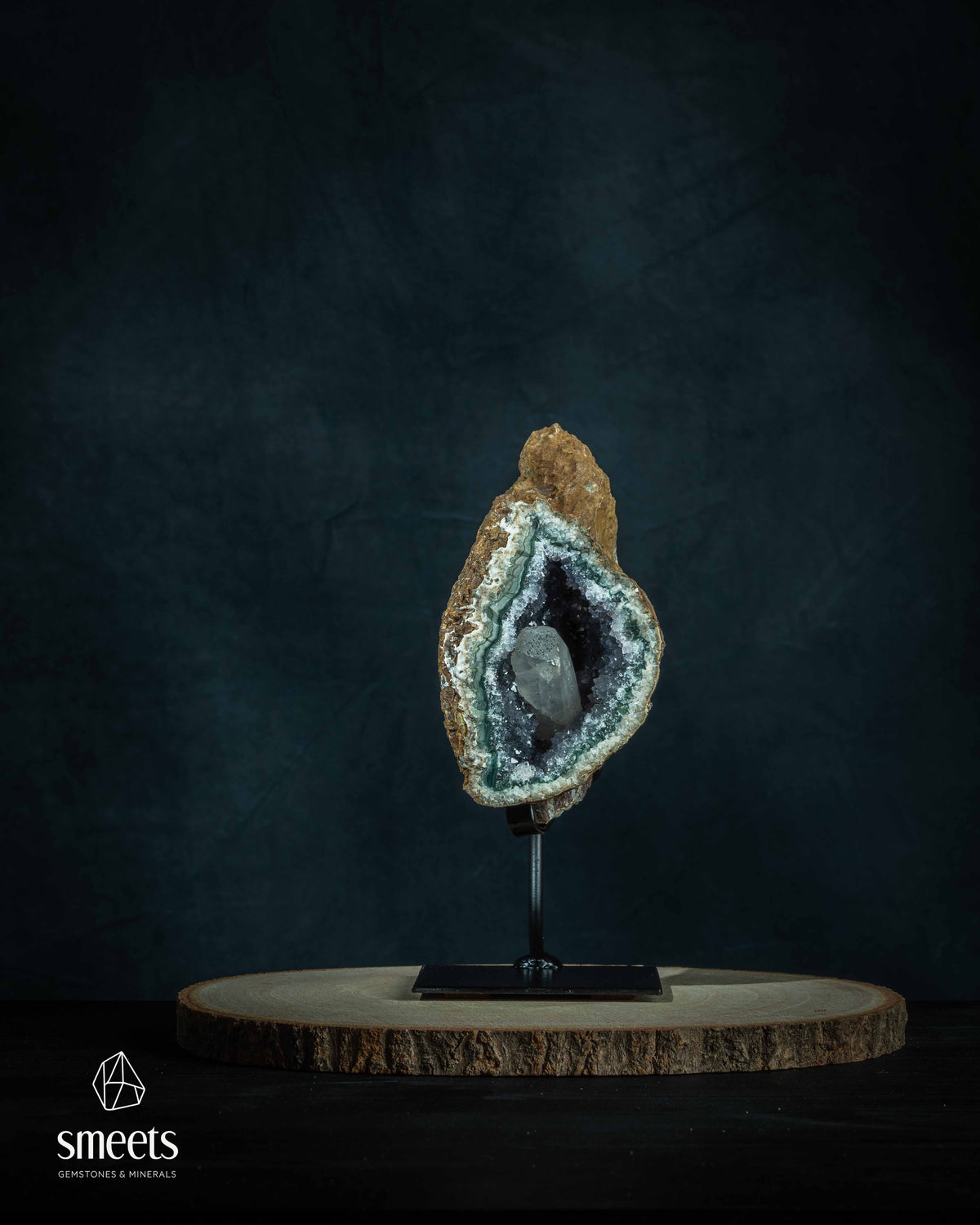 Geodo de Ametista Brasileira com Grande Cristal de Calcita em Suporte