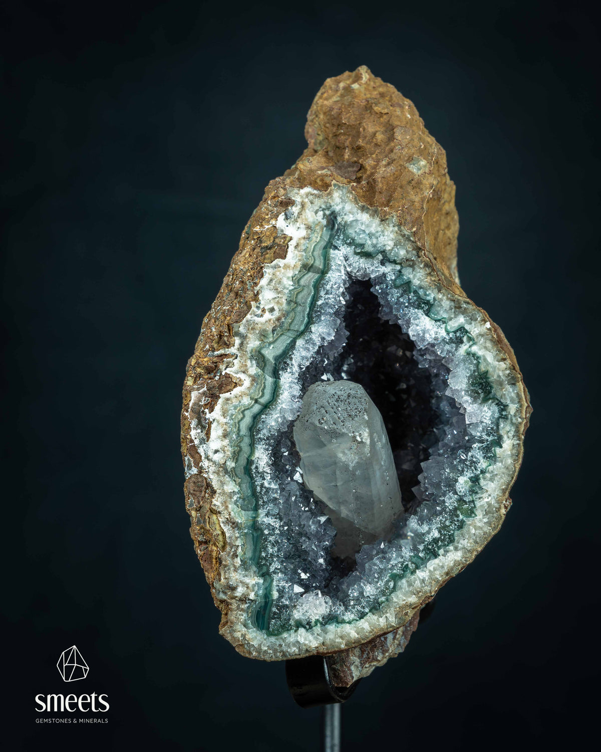 Geodo de Ametista Brasileira com Grande Cristal de Calcita em Suporte