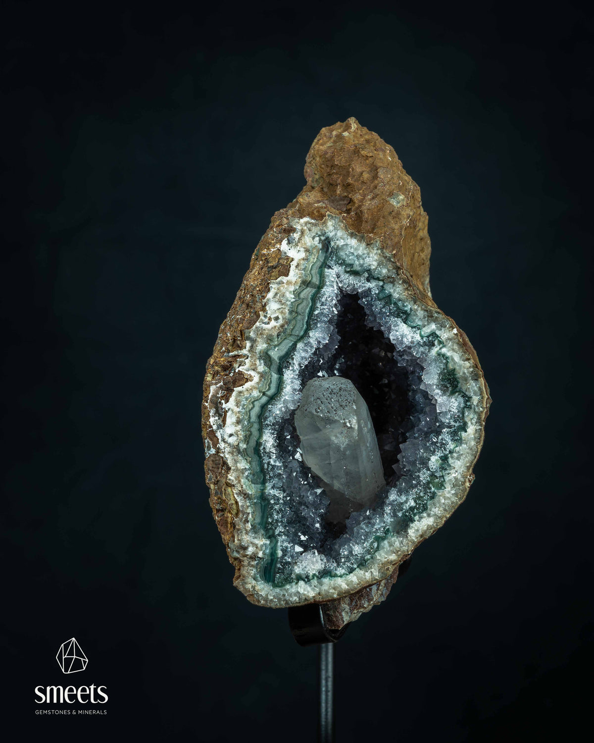 Geodo de Ametista Brasileira com Grande Cristal de Calcita em Suporte